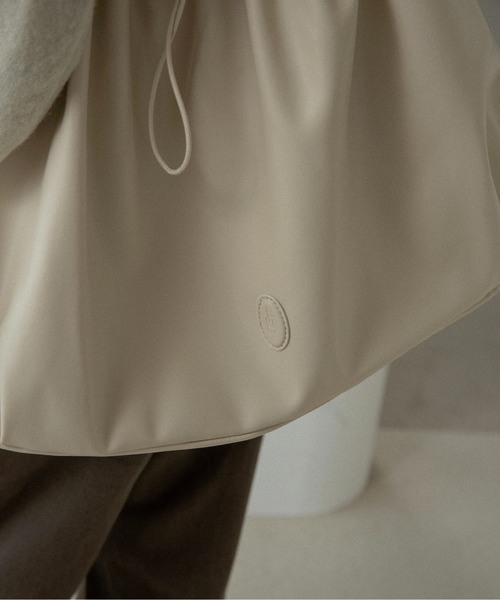 lawgy(ラウジー)の「big circular form single handle gather bag / ビッグサーキュラーフォームシングルハンドルギャザーバッグ(トートバッグ・レディース・アイボリー/ブラック/ブラウン・FREE)」の11枚目の写真