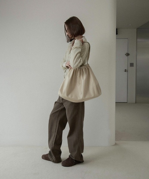 lawgy(ラウジー)の「big circular form single handle gather bag / ビッグサーキュラーフォームシングルハンドルギャザーバッグ(トートバッグ・レディース・アイボリー/ブラック/ブラウン・FREE)」の8枚目の写真
