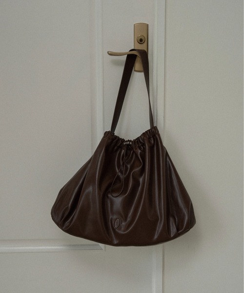 lawgy(ラウジー)の「big circular form single handle gather bag / ビッグサーキュラーフォームシングルハンドルギャザーバッグ(トートバッグ・レディース・アイボリー/ブラック/ブラウン・FREE)」の5枚目の写真