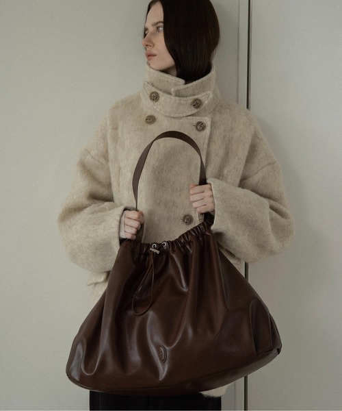 lawgy(ラウジー)の「big circular form single handle gather bag / ビッグサーキュラーフォームシングルハンドルギャザーバッグ(トートバッグ・レディース・アイボリー/ブラック/ブラウン・FREE)」の4枚目の写真
