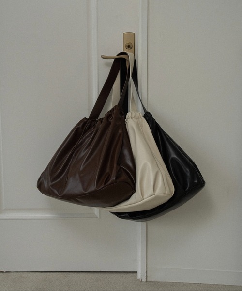 lawgy(ラウジー)の「big circular form single handle gather bag / ビッグサーキュラーフォームシングルハンドルギャザーバッグ(トートバッグ・レディース・アイボリー/ブラック/ブラウン・FREE)」の17枚目の写真