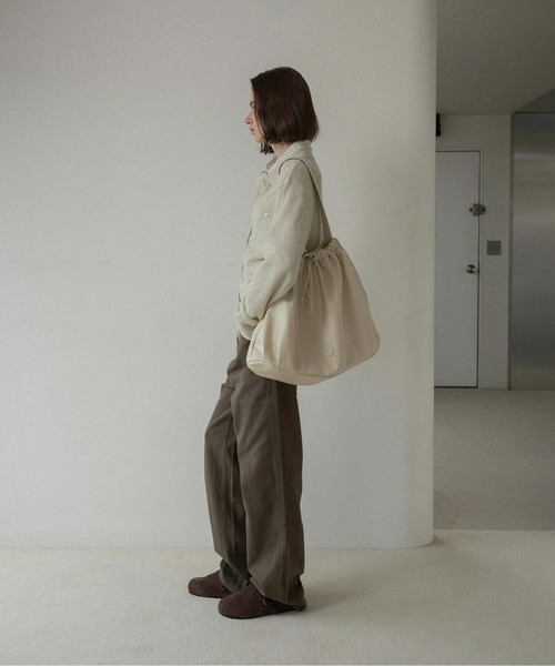 lawgy(ラウジー)の「big circular form single handle gather bag / ビッグサーキュラーフォームシングルハンドルギャザーバッグ(トートバッグ・レディース・アイボリー/ブラック/ブラウン・FREE)」の9枚目の写真