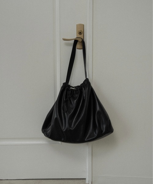lawgy(ラウジー)の「big circular form single handle gather bag / ビッグサーキュラーフォームシングルハンドルギャザーバッグ(トートバッグ・レディース・アイボリー/ブラック/ブラウン・FREE)」の16枚目の写真