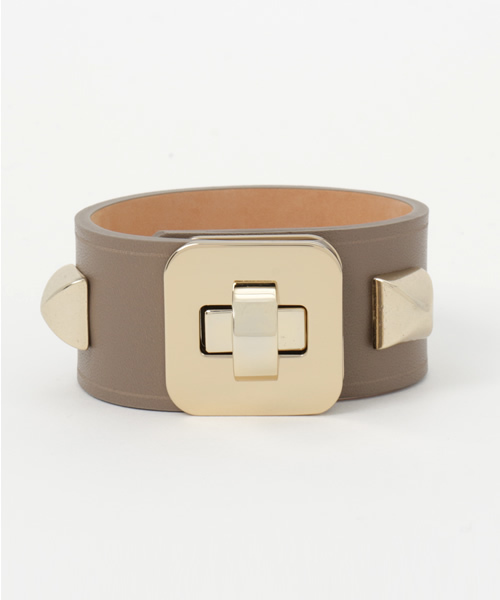 HELIOPOLE（エリオポール）の「MAISON BOINET スタッズバングル（バングル/リストバンド・レディース・ベージュ/ネイビー・SMALL）」の2枚目の写真