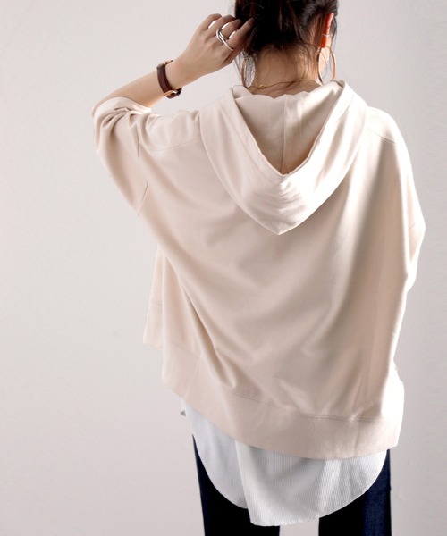 classicalelf(クラシカルエルフ)の「半端袖サイドスリット無地ワイドスウェットプルオーバーパーカー (トレーナー)(パーカー・レディース・ブラック/グレー/アイボリー/モカ/ホワイト/ライトカーキ・MEDIUM/LARGE/X-LARGE)」の11枚目の写真