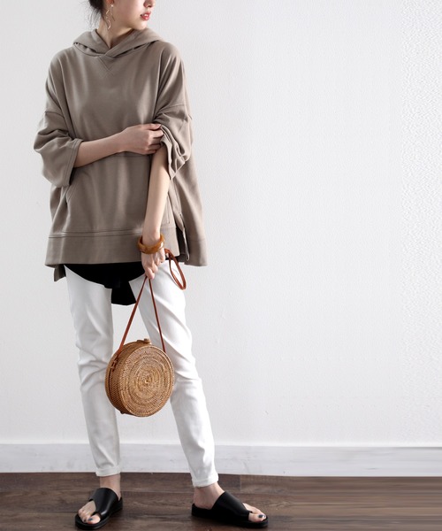 classicalelf(クラシカルエルフ)の「半端袖サイドスリット無地ワイドスウェットプルオーバーパーカー (トレーナー)(パーカー・レディース・ブラック/グレー/アイボリー/モカ/ホワイト/ライトカーキ・MEDIUM/LARGE/X-LARGE)」の12枚目の写真