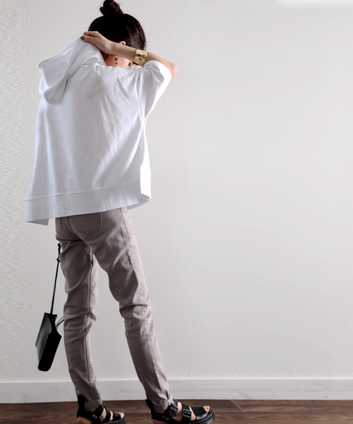 classicalelf(クラシカルエルフ)の「半端袖サイドスリット無地ワイドスウェットプルオーバーパーカー (トレーナー)(パーカー・レディース・ブラック/グレー/アイボリー/モカ/ホワイト/ライトカーキ・MEDIUM/LARGE/X-LARGE)」の15枚目の写真