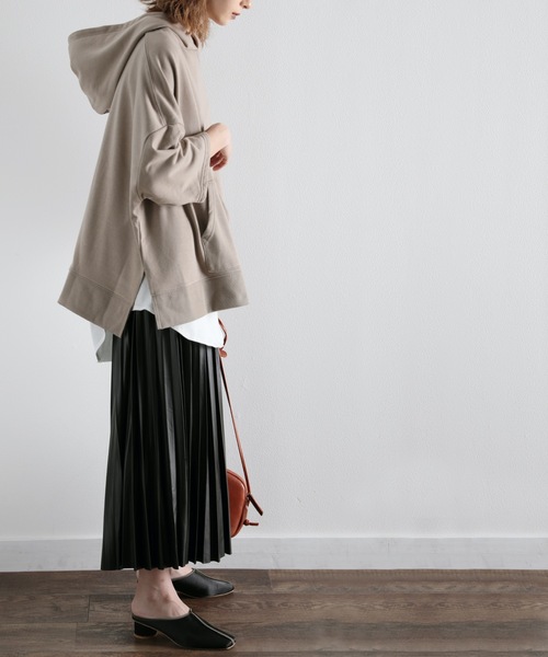 classicalelf(クラシカルエルフ)の「半端袖サイドスリット無地ワイドスウェットプルオーバーパーカー (トレーナー)(パーカー・レディース・ブラック/グレー/アイボリー/モカ/ホワイト/ライトカーキ・MEDIUM/LARGE/X-LARGE)」の8枚目の写真