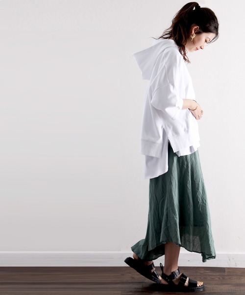 classicalelf(クラシカルエルフ)の「半端袖サイドスリット無地ワイドスウェットプルオーバーパーカー (トレーナー)(パーカー・レディース・ブラック/グレー/アイボリー/モカ/ホワイト/ライトカーキ・MEDIUM/LARGE/X-LARGE)」の18枚目の写真