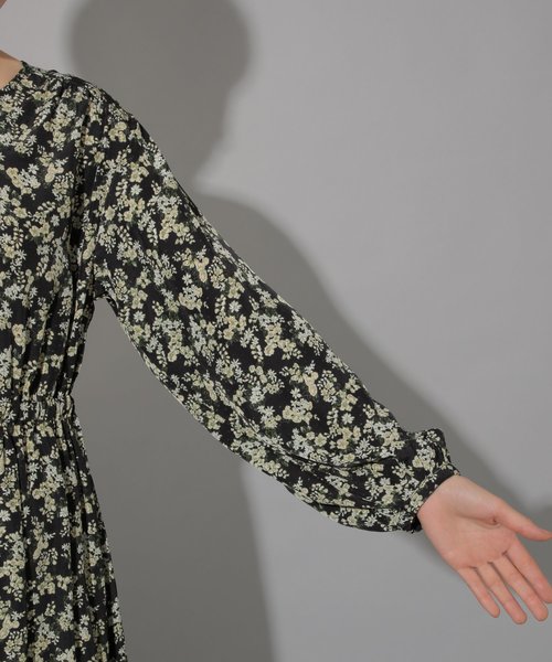 PAGEBOY（ページボーイ）の「フラワーロングワンピ（ワンピース・レディース・ホワイト/ブラック・FREE）」の4枚目の写真