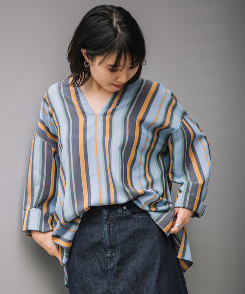 Munich（ミューニック）の「イタリア製ビスコースシルクストライプキーネックブラウス（シャツ/ブラウス・レディース・ホワイト/ベージュ/サックスブルー・FREE）」の3枚目の写真