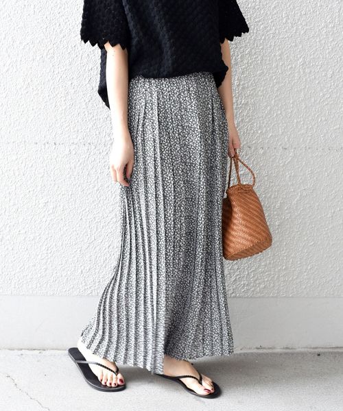 liflattie ships（リフラティ シップス）の「liflattie ships:フラワープリントプリーツスカート◇（スカート・レディース・ブラウン/グリーン・SMALL/MEDIUM）」の2枚目の写真