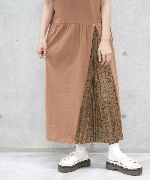w closet（ダブルクローゼット）の「異素材切替プリーツワンピース（ワンピース・レディース・ホワイト/ブラック系その他2/ブラウン系その他4・FREE）」の17枚目の写真
