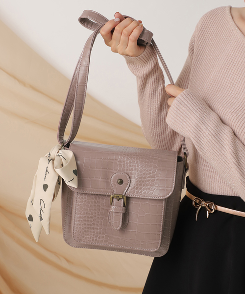 one after another NICE CLAUP(ワンアフターアナザーナイスクラップ)の「スカーフ付きショルダーバッグ(ショルダーバッグ・レディース・ブラック/ダークブラウン/モカ・FREE)」の3枚目の写真