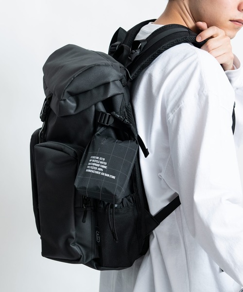 KiU(キウ)の「ウォータープルーフ バイシクルゲイター(レインコート/ポンチョ・メンズ・ベージュ/ブラック/ブラック系その他・FREE)」の4枚目の写真