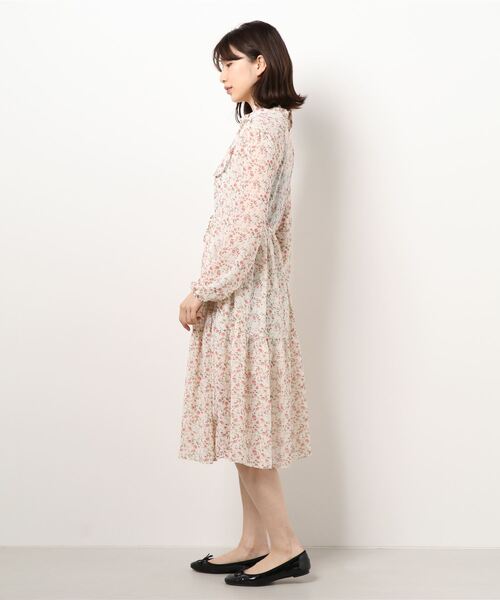 Roomy's（ルーミーズ）の「フラワープリントラッフルワンピース（ワンピース・レディース・ブルー/ピンク/ベージュ・FREE）」の5枚目の写真