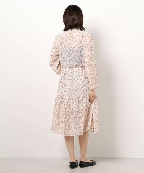 Roomy's（ルーミーズ）の「フラワープリントラッフルワンピース（ワンピース・レディース・ブルー/ピンク/ベージュ・FREE）」の4枚目の写真