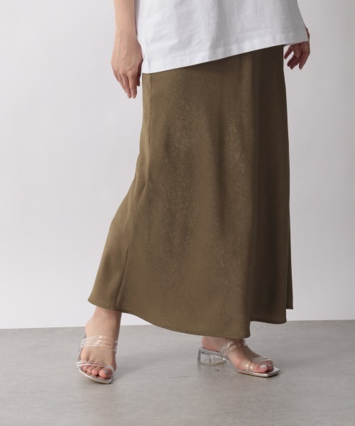 LOWRYS FARM（ローリーズファーム）の「シワサテンフレアスカート２　946956（スカート・レディース・ブラウン/オレンジ/アイボリー/ブラウン系その他/ブルー/ホワイト系その他/カーキ/チャコールグレー・FREE）」の4枚目の写真