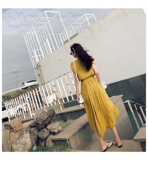 Ritzy(リッツィー)の「大人シルエット ミモレ丈 ウエストベルトデザイン ノースリーブブワンピース(ワンピース・レディース・ブラック/イエロー/ブルー系その他・S/M/L/XL)」の3枚目の写真