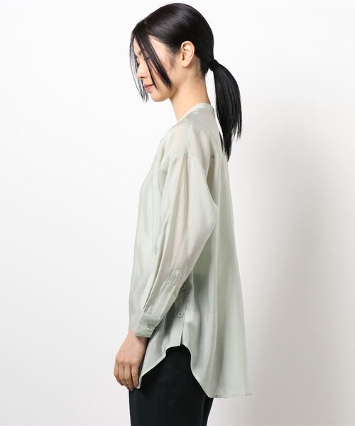 N.（N. Natural Beauty Basic）（エヌエヌナチュラルビューティーベーシック）の「サイドボタンシアーシャツ（シャツ/ブラウス・レディース・ホワイト/レッド/ライトグリーン・MEDIUM）」の4枚目の写真