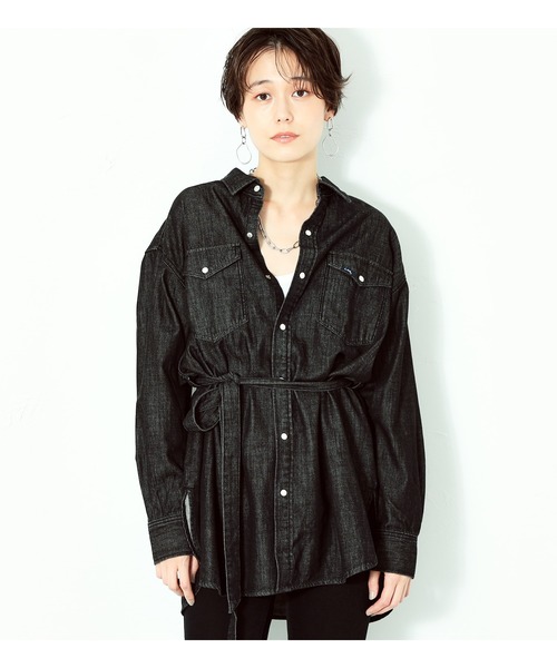 Lee(リー)の「ウエストマーク デニムシャツ(シャツ/ブラウス・レディース・インディゴブルー/ブラック系その他・SMALL/MEDIUM)」の1枚目の写真