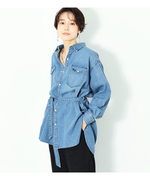 Lee(リー)の「ウエストマーク デニムシャツ(シャツ/ブラウス・レディース・インディゴブルー/ブラック系その他・SMALL/MEDIUM)」の2枚目の写真