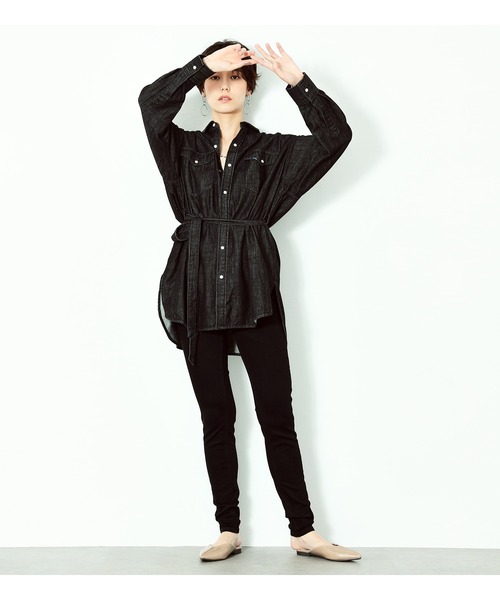 Lee(リー)の「ウエストマーク デニムシャツ(シャツ/ブラウス・レディース・インディゴブルー/ブラック系その他・SMALL/MEDIUM)」の4枚目の写真