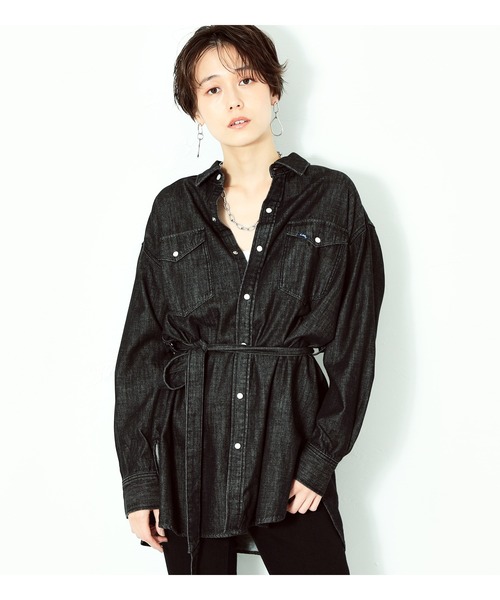 Lee(リー)の「ウエストマーク デニムシャツ(シャツ/ブラウス・レディース・インディゴブルー/ブラック系その他・SMALL/MEDIUM)」の6枚目の写真