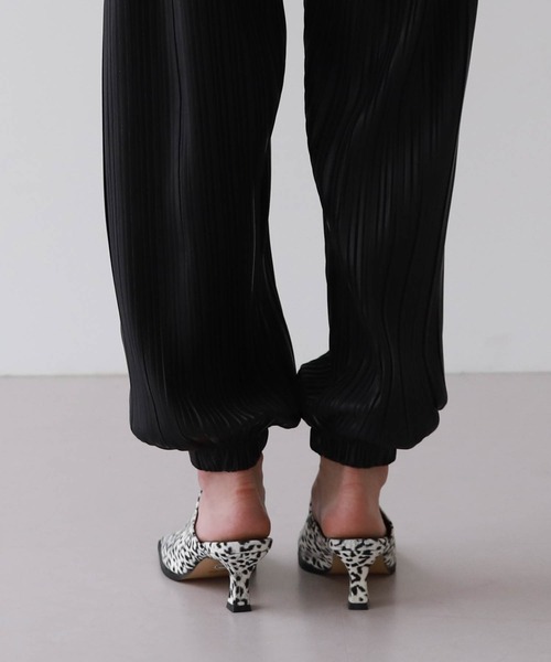 UNE MANSION（ユヌマンション）の「スクエアミュール（パンプス・レディース・ブラック/ブラウン/アイボリー/レオパード・23.0cm/24.0cm/25.0cm）」の9枚目の写真