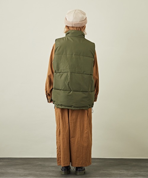 CUBE SUGAR（キューブシュガー）の「リサイクルエアコンダウン オーバーサイズ ベスト（ダウンベスト・レディース・カーキ/ブルー・M）」の8枚目の写真