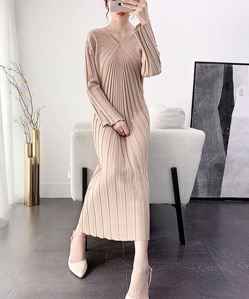 Grandeir（グランディール）の「ベルスリーブ リブニット ロングワンピース（ワンピース・レディース・ブラック/ピンク/モカ・M）」の2枚目の写真