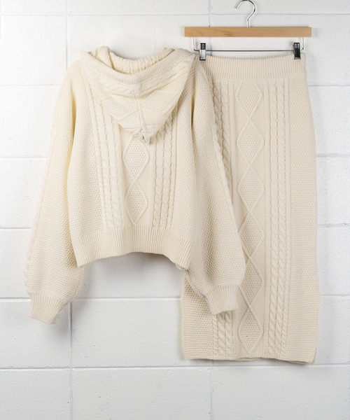 me+em select（ミームセレクト）の「【セットアップ】ボリューム袖ニットパーカー＆サイドスリットタイトスカート  SET（セットアップ・レディース・ブラック/アイボリー・FREE）」の6枚目の写真