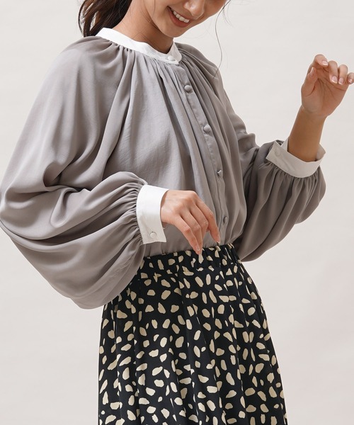 rps（アールピーエス）の「ヴィンテージサテン配色ギャザーブラウス（シャツ/ブラウス・レディース・オフホワイト/グレー/グレイッシュベージュ・M）」の2枚目の写真