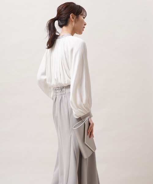 rps（アールピーエス）の「ヴィンテージサテン配色ギャザーブラウス（シャツ/ブラウス・レディース・オフホワイト/グレー/グレイッシュベージュ・M）」の5枚目の写真