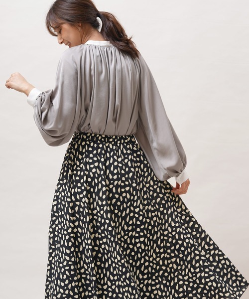 rps（アールピーエス）の「ヴィンテージサテン配色ギャザーブラウス（シャツ/ブラウス・レディース・オフホワイト/グレー/グレイッシュベージュ・M）」の14枚目の写真