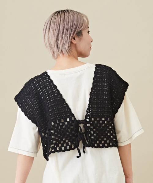CUBE SUGAR（キューブシュガー）の「カギ針ニット クロシェ 前後着 2Way ベスト（ベスト・レディース・ホワイト/ブラック/ホワイト系その他/ブラック系その他/キャメル・M）」の4枚目の写真