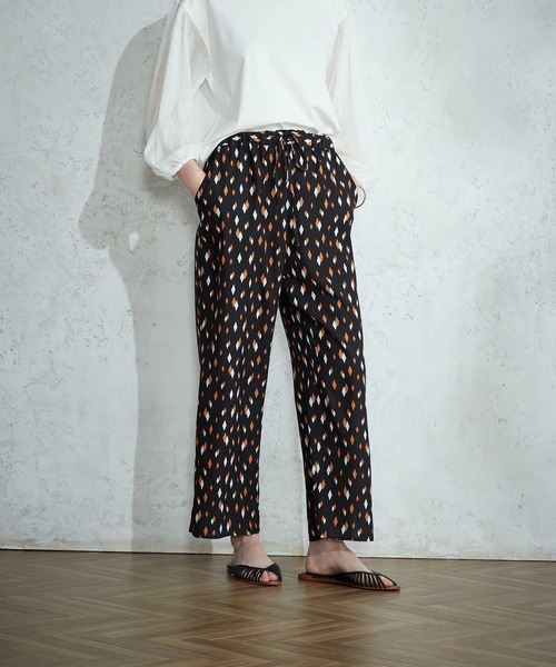 LE SOUK HOLIDAY(ルスークホリデー)の「サテンワイドイージーパンツ(その他パンツ・レディース・ブラック/チャコール/ベージュ/ネイビー・M/L)」の2枚目の写真