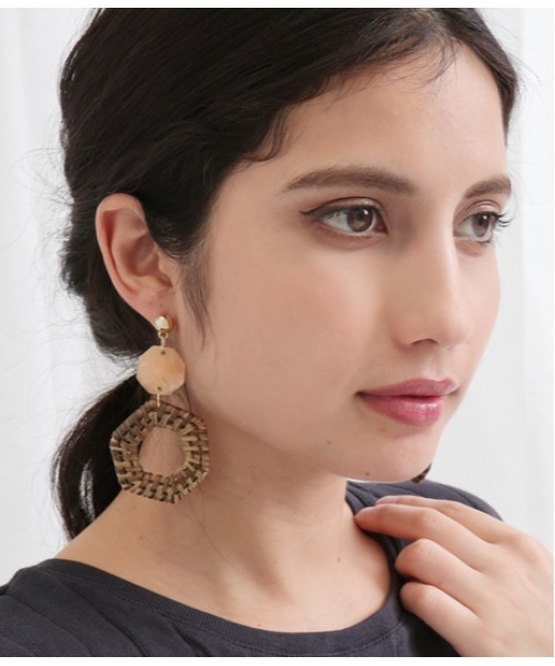 Alluge（アルージュ）の「ラタン編みヘキサゴンピアス（ピアス（両耳用）・レディース・ピンク・FREE）」の2枚目の写真