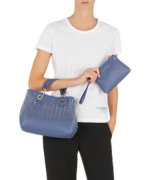 EMPORIO ARMANI（エンポリオアルマーニ）の「【エンポリオ アルマーニ】MyEA スモール パーフォレーション シェブロンモチーフ（ショルダーバッグ・レディース・ライトインディゴブルー/ブラック×ベージュ・FREE）」の4枚目の写真