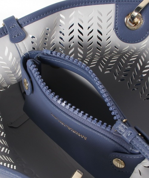 EMPORIO ARMANI（エンポリオアルマーニ）の「【エンポリオ アルマーニ】MyEA スモール パーフォレーション シェブロンモチーフ（ショルダーバッグ・レディース・ライトインディゴブルー/ブラック×ベージュ・FREE）」の8枚目の写真