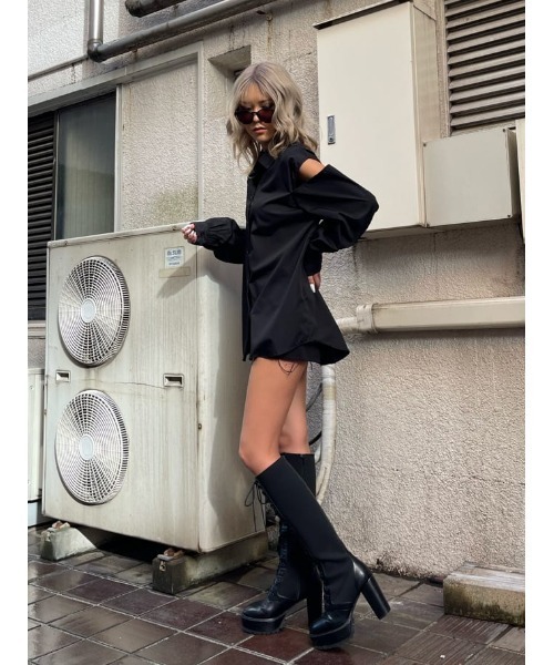 EGOIST（エゴイスト）の「肩開きデザインシャツ（シャツ/ブラウス・レディース・ホワイト/ブラック/マルチ・FREE）」の4枚目の写真