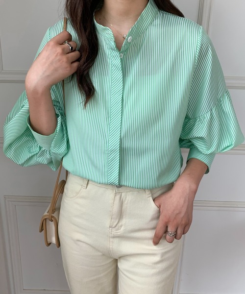 ECLIN(エクラン)の「ストライプ柄バルーンスリーブバンドカラーブラウス(シャツ/ブラウス・レディース・ブラック/グリーン/ブルー・M/L)」の4枚目の写真
