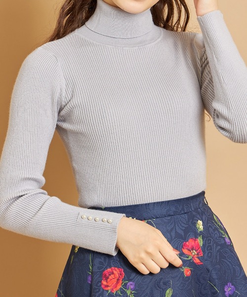 tocco closet（トッコ　クローゼット）の「袖口パール付きタートルネックリブニットプルオーバー（ニット/セーター・レディース・グレー系その他/ローズ/ブラック/ベージュ/オフホワイト・M）」の4枚目の写真