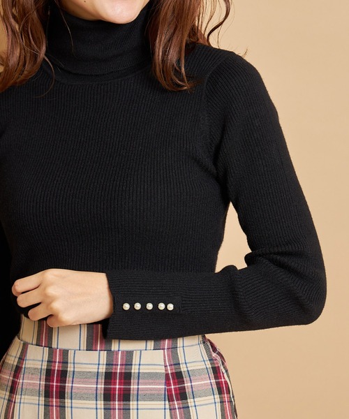 tocco closet（トッコ　クローゼット）の「袖口パール付きタートルネックリブニットプルオーバー（ニット/セーター・レディース・グレー系その他/ローズ/ブラック/ベージュ/オフホワイト・M）」の3枚目の写真