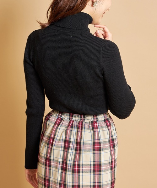 tocco closet（トッコ　クローゼット）の「袖口パール付きタートルネックリブニットプルオーバー（ニット/セーター・レディース・グレー系その他/ローズ/ブラック/ベージュ/オフホワイト・M）」の15枚目の写真