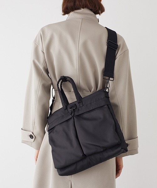 LE VERNIS（ル・ベルニ）の「LE VERNIS(ル・ベルニ)ヘルメットminiバッグ（ショルダーバッグ・レディース・ブラック/カーキ・FREE）」の2枚目の写真