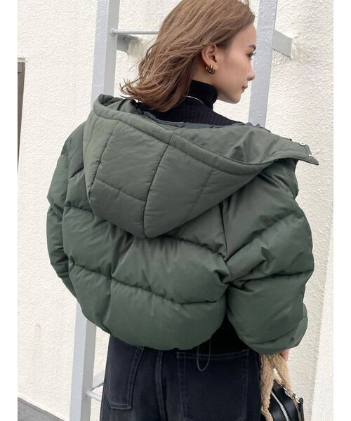 EMODA(エモダ)の「ボリュームショートフードダウン(ダウンジャケット/コート・レディース・ブラック/カーキ/アイボリー・FREE)」の10枚目の写真