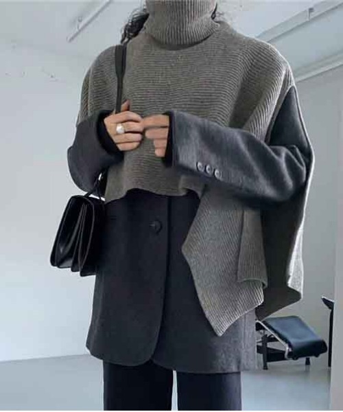 AMELY（エミリー）の「タートルネックアシンメトリーポンチョ（ポンチョ・レディース・ホワイト/ブラック/グレー・フリー）」の3枚目の写真