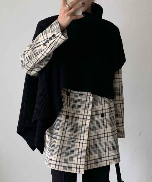 AMELY（エミリー）の「タートルネックアシンメトリーポンチョ（ポンチョ・レディース・ホワイト/ブラック/グレー・フリー）」の2枚目の写真