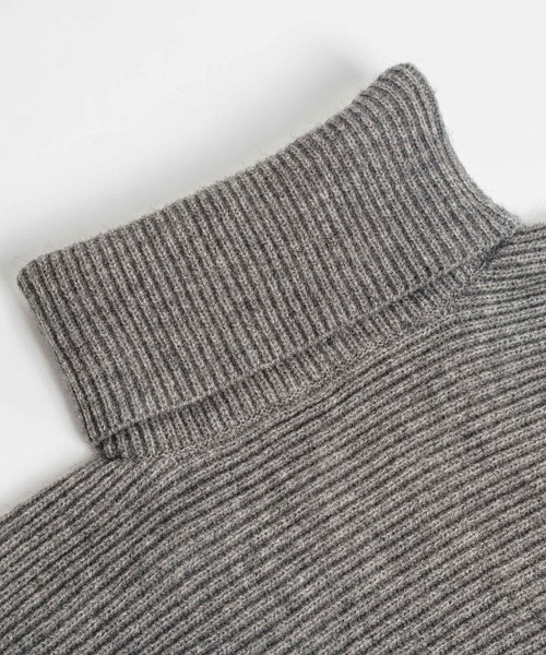 AMELY（エミリー）の「タートルネックアシンメトリーポンチョ（ポンチョ・レディース・ホワイト/ブラック/グレー・フリー）」の5枚目の写真